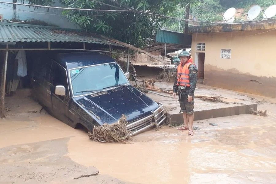 Chiếc xe công vụ ở thị trấn Mường Xén sau khi lũ càn quét qua.