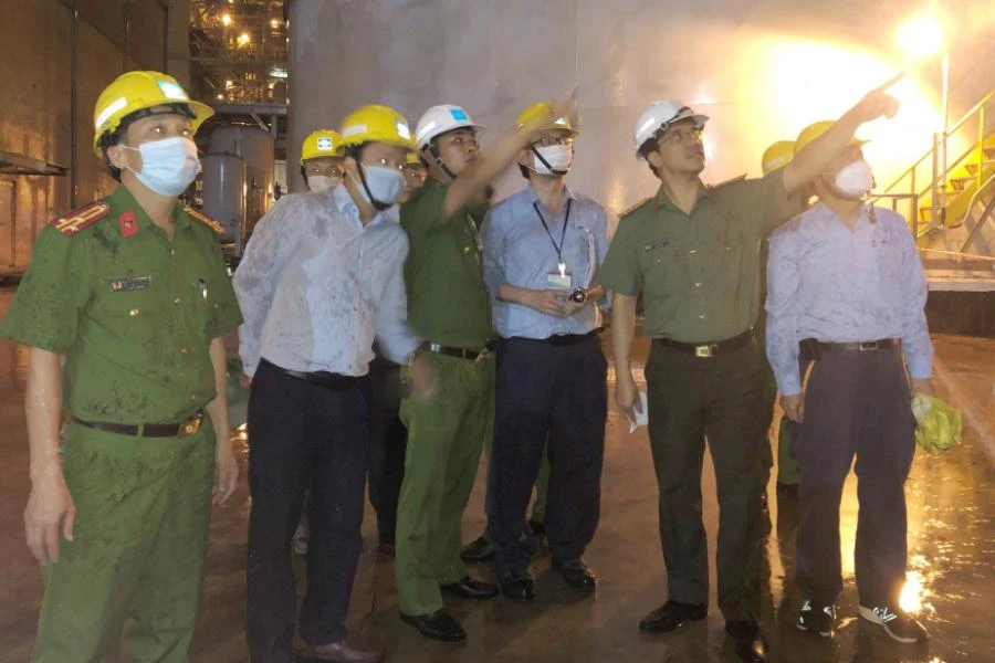 Ngay sau khi xảy ra vụ nổ, giám đốc Công an tỉnh Hà Tĩnh đã trực tiếp chỉ đạo điều tra tại hiện trường. Ảnh: Công an Hà Tĩnh.