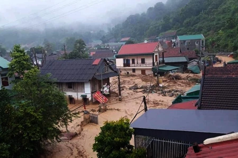 Lớp bùn đất dày đặc trên đường và trong nhà dân.