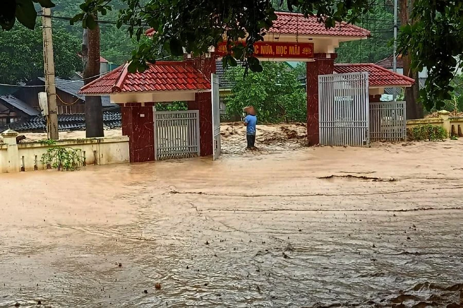 Sau khi nước lũ rút để lại lớp bùn dày đặc ở trường học.