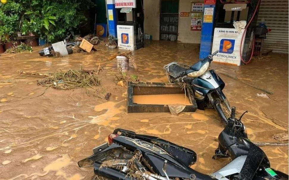 Cảnh tan hoang trước cửa hàng xăng dầu bên Quốc lộ 7A.