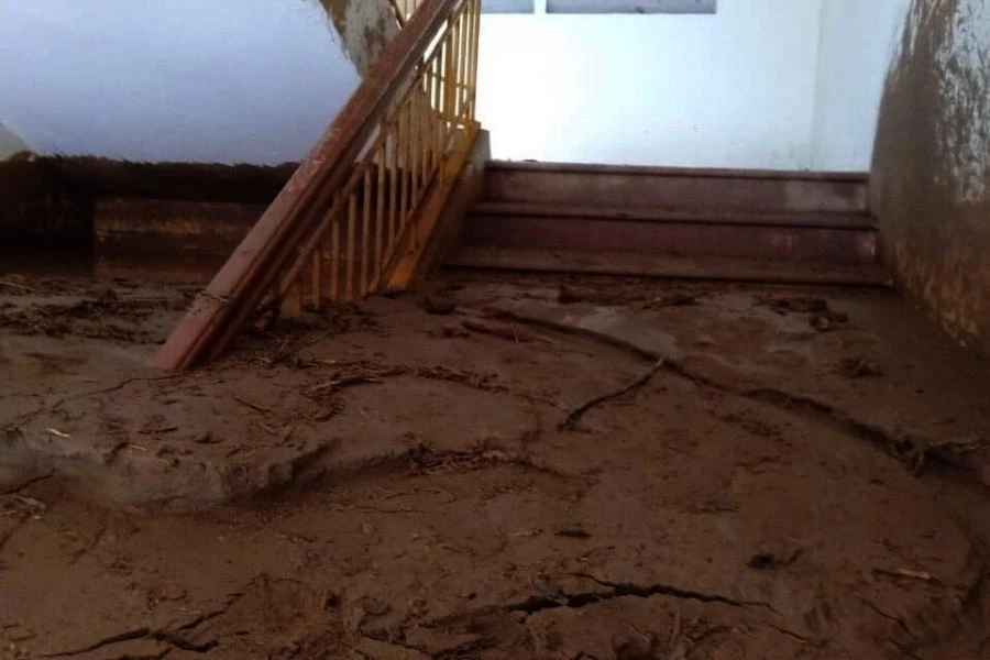 Và bùn đất lấp cả cầu thang bên trong trung tâm.