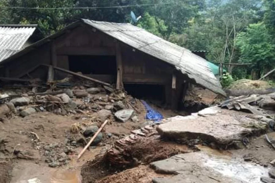 Nhiều nhà dân đang bị bùn đất lấp.