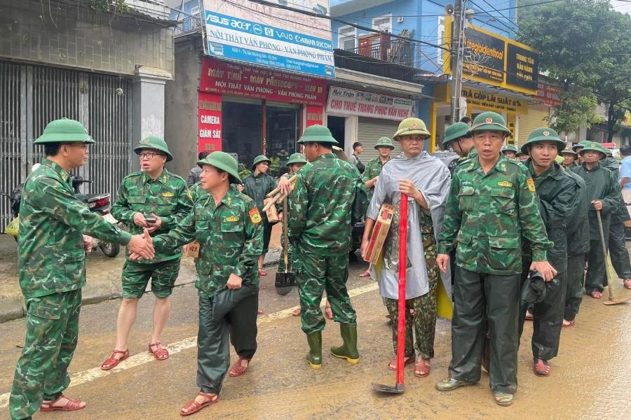 Bộ đội Biên phòng Nghệ An cử lực lượng lên giúp dân.