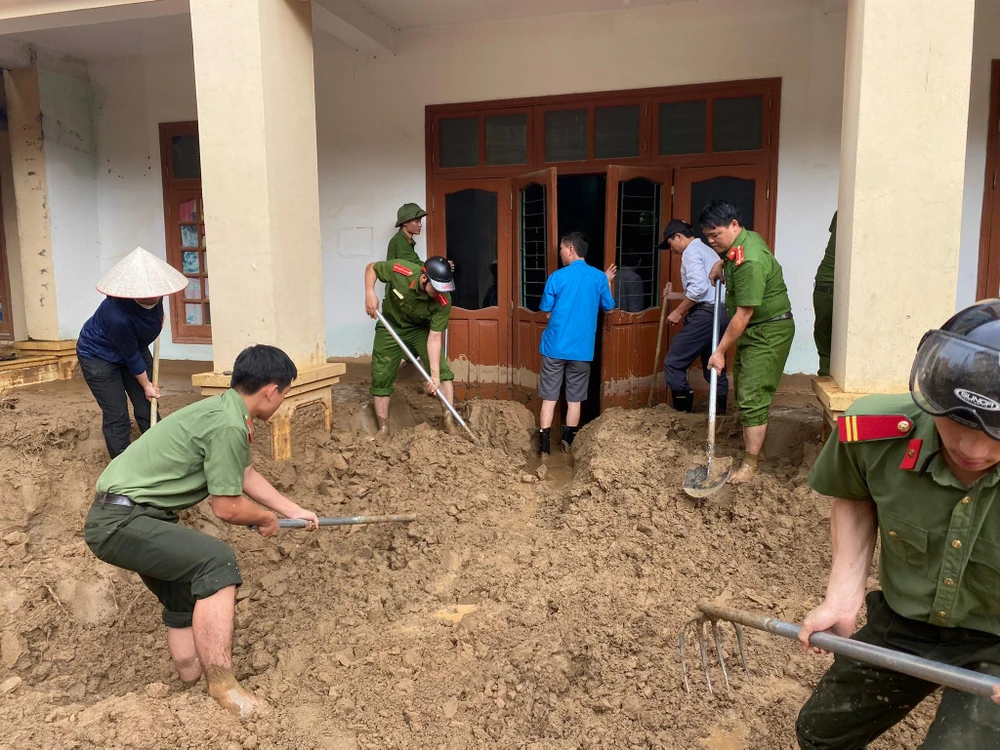 Công an huyện Kỳ Sơn, Công an Nghệ An dọn bùn đất sau khi nước lũ rút đi.
