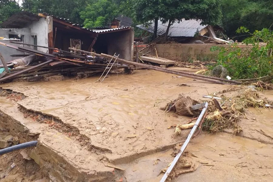 Nước lũ đã cuốn trôi bốn người trong đó có bé Mùa Ngọc Châu (4 tháng tuổi, ở bản Sơn Hà, xã Tà Cạ) tử vong.