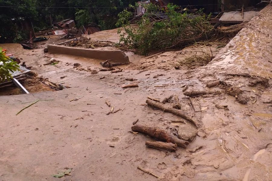 Cảnh đổ nát sau cơn lũ dữ cuốn trôi con gái và nhà của chị Và Y Dở.