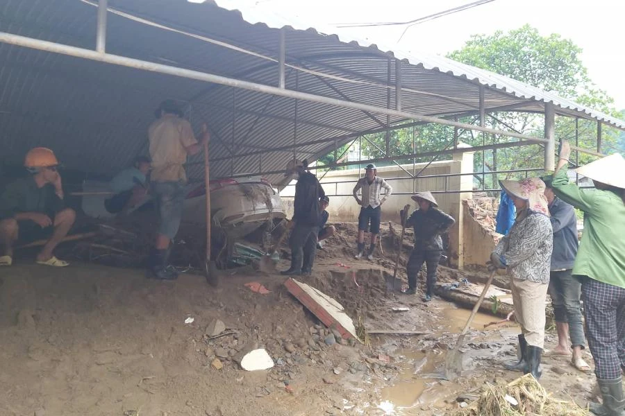 Bới bùn đất tìm xe hơi, xe máy.