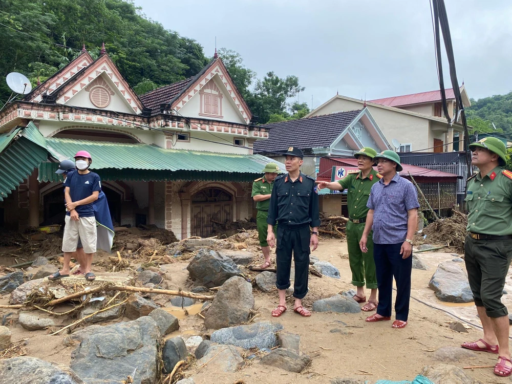Ông Vi Hòe, Bí thư Huyện ủy Kỳ Sơn cùng Công an tỉnh Nghệ An chỉ đạo công tác khắc phục hậu quả lũ lụt và giúp dân.