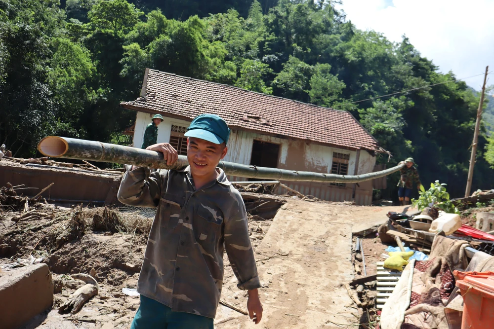 Bộ đội vào giúp dân dựng lại nhà tạm.