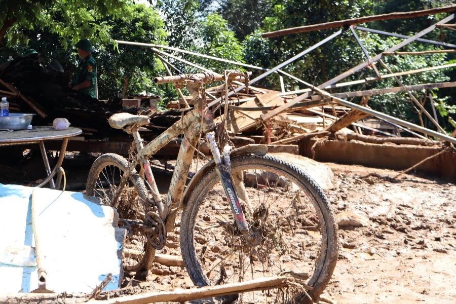 Nhà bị cuốn trôi, xe đạp để đến trường của anh em Mùa đã bị hư hỏng.
