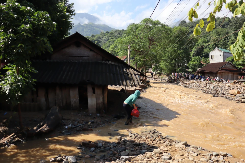 Lũ vẫn đang chia cắt những gia đình ở xã Tà Cạ.