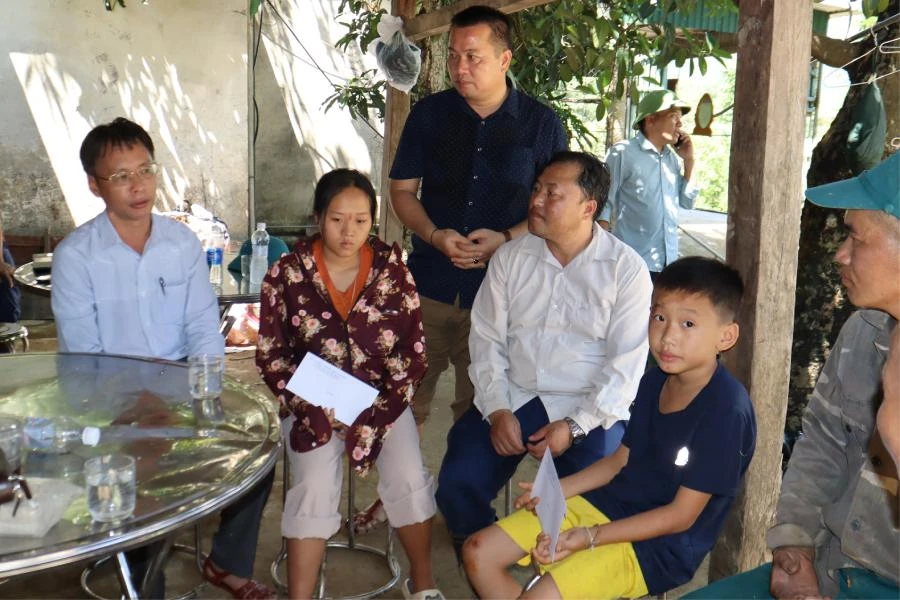 Ông Nguyễn Ngọc Toản, Phó Cục trưởng Cục Bảo trợ xã hội, Bộ LĐ-TB&amp;XH vào thăm hỏi, động viên, trao hỗ trợ cho cháu Mùa và người dân bị thiệt hại nặng vùng lũ.