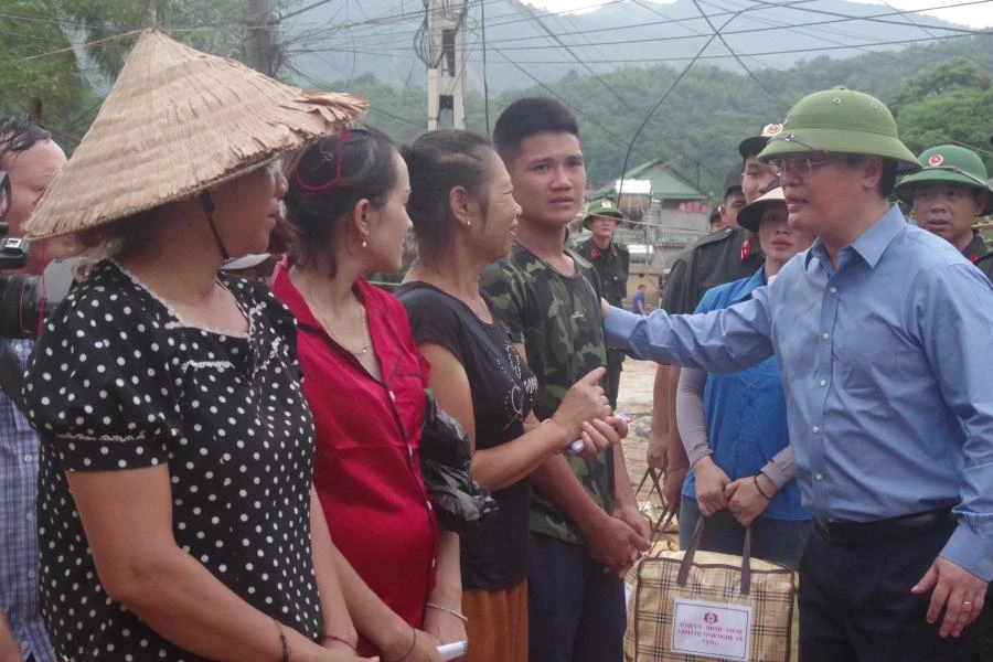 Ông Nguyễn Đức Trung,Chủ tịch UBND tỉnh Nghệ An thăm hỏi, động viên, trao quà cho người dân ở huyện Kỳ Sơn.