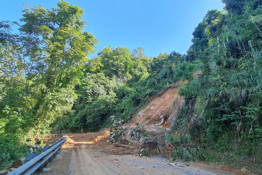 Nhiều điểm trên con đường lên Cửa khẩu quốc tế Nậm Cắn bị sạt lở gây ách tắc giao thông.