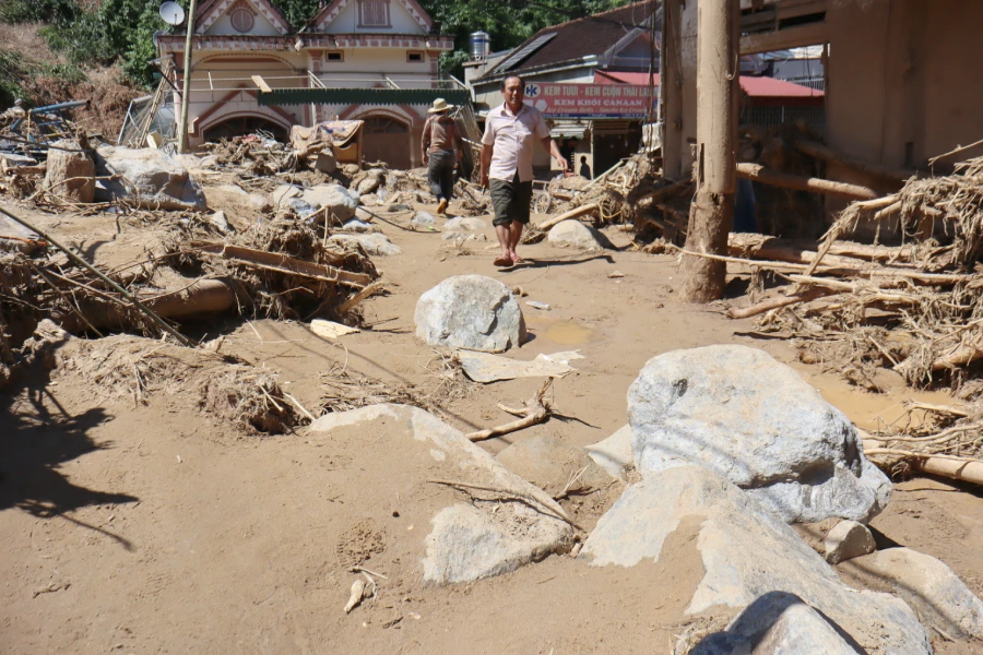 Hiện trường nhiều nơi vẫn đang ngổn ngang sau lũ dữ ở thị trấn Mường Xén, huyện Kỳ Sơn.