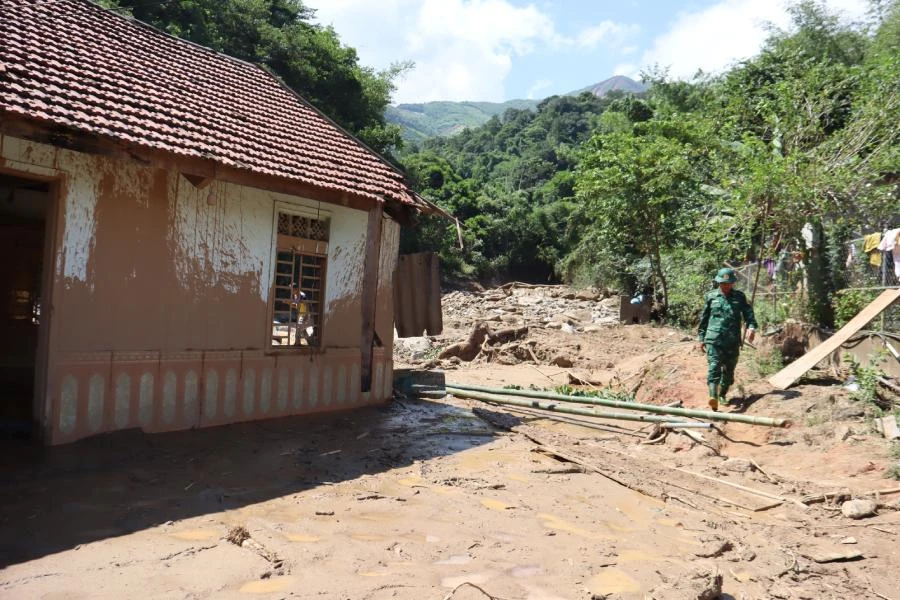 Nhà người dân bản Sơn Hà tan hoang sau lũ dữ chưa thể khắc phục để ở.