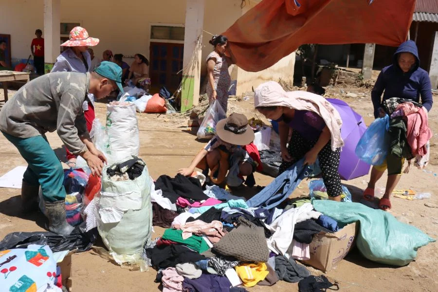 Người dân ở xã Tà Cạ bị thiệt hại nặng trong đợt lũ quét nhận quần áo cũ.