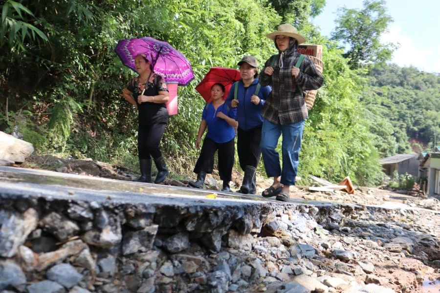 Người dân bản Sơn Hà (xã Tà Cạ) mang gùi đi gùi mì tôm về bản.
