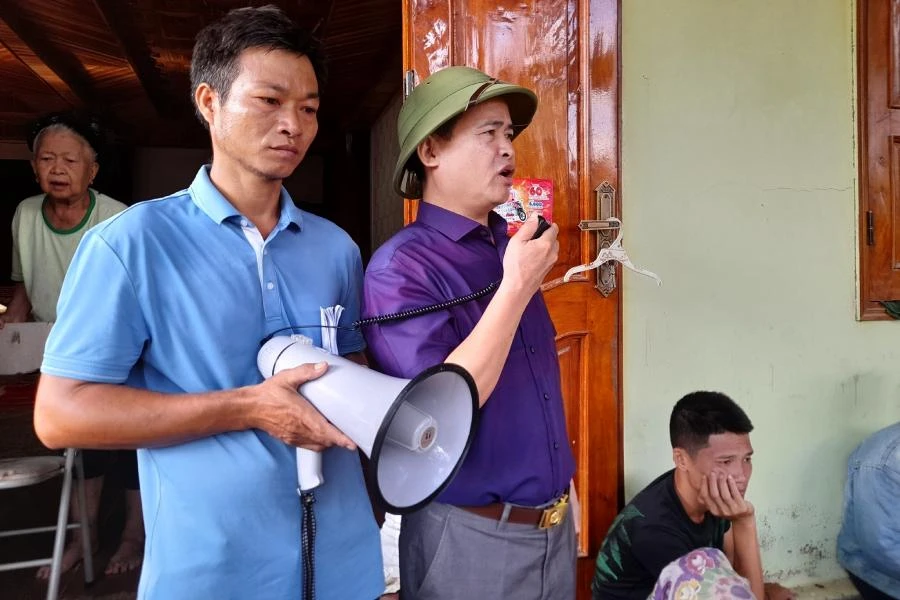 Chủ tịch UBND huyện Kỳ Sơn họp với người dân đang có nguy cơ bị sạt lở và bàn kế hoạch di dời.