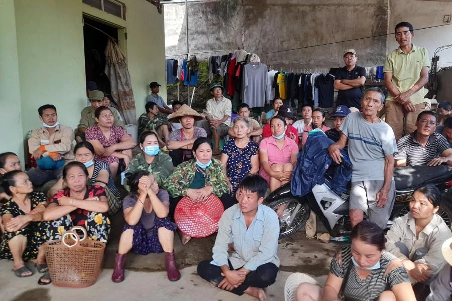 Người dân đến họp rất đông và mong muốn được chuyển đến nơi an toàn.