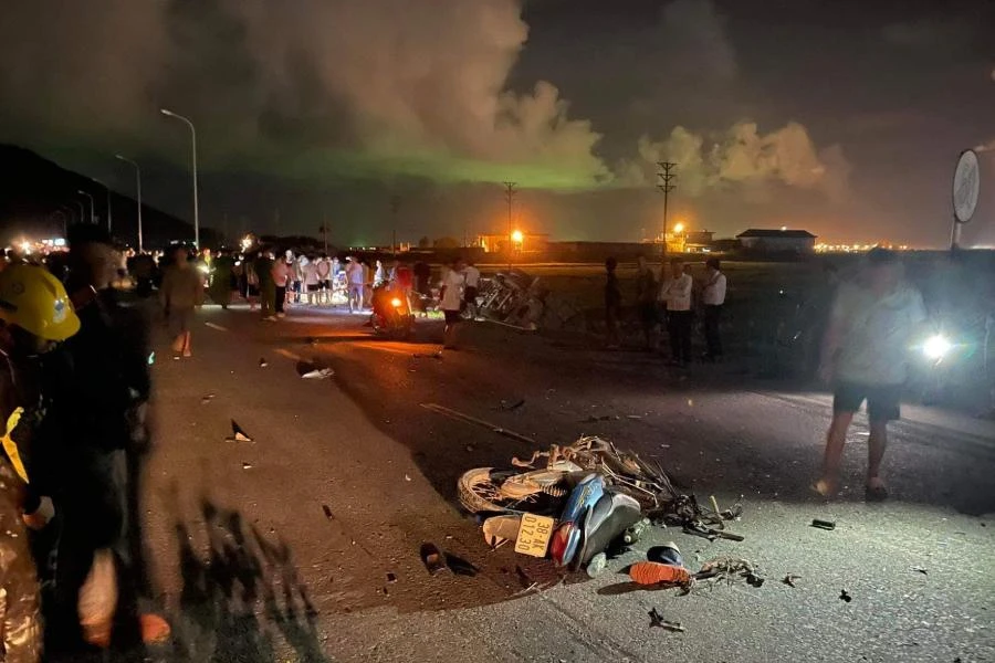 Hiện trường vụ tai nạn trên quốc lộ 12C, thị xã Kỳ Anh, Hà Tĩnh. Hiện trường vụ tai nạn trên quốc lộ 12C, thị xã Kỳ Anh, Hà Tĩnh.