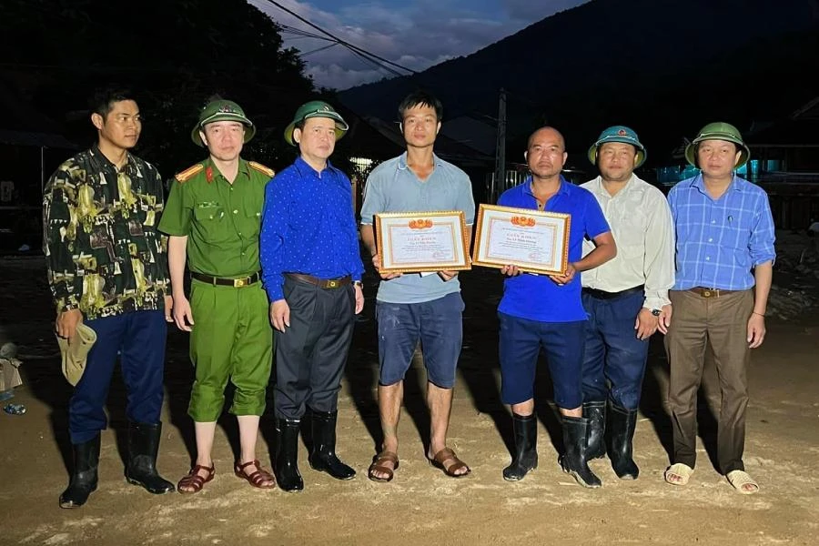 Chủ tịch UBND huyện Kỳ Sơn trao tặng giấy khen cho những "người hùng" cứu người trong lũ quét sáng 2-10.