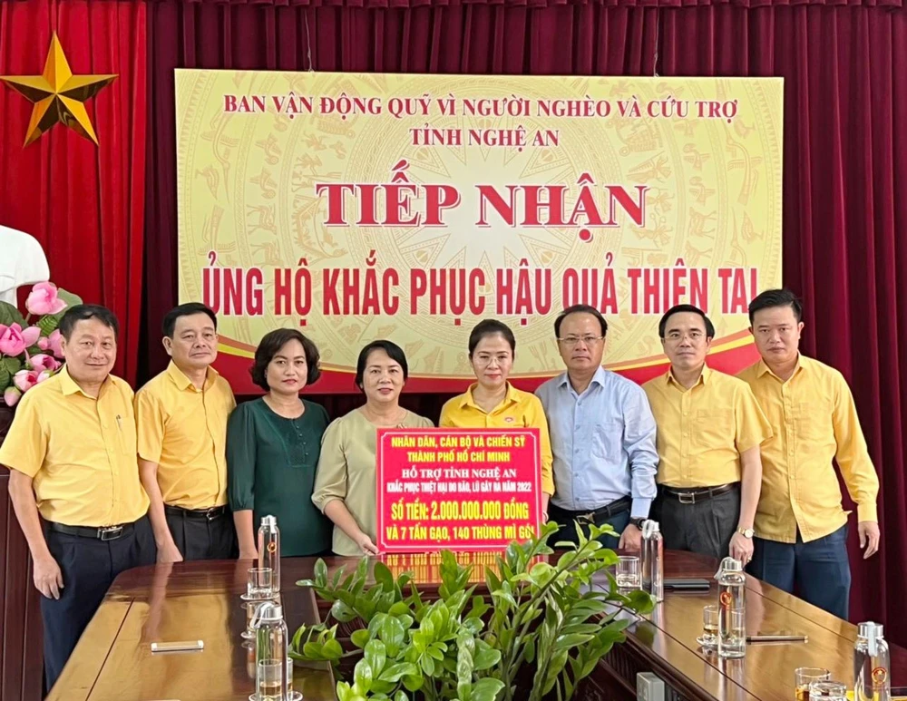 Đoàn công tác thành TPHCM trao hỗ trợ 2 tỉ đồng, 7 tấn gạo, 140 thùng mì tôm; góp phần cùng với nhân dân tỉnh Nghệ An khắc phục thiệt hại sau bão, lũ năm 2022.