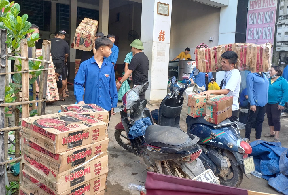 Thanh niên tình nguyện mang mì tôm vào các bản làng ở xã tà Cạ, huyện Kỳ Sơn.