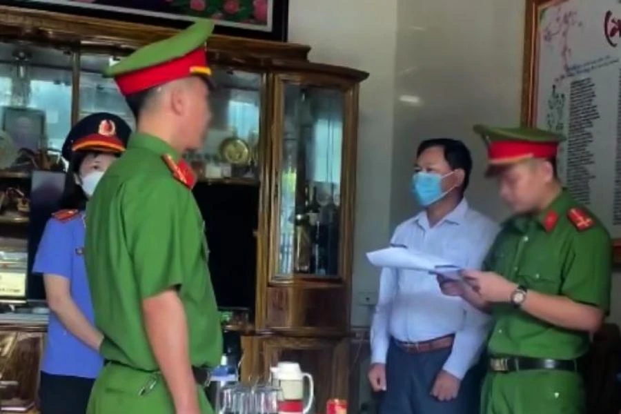 Cơ quan CSĐT Công an huyện Quỳ Hợp tống đạt quyết định khởi tố bị can Trương Văn Chính. Ảnh: CA.