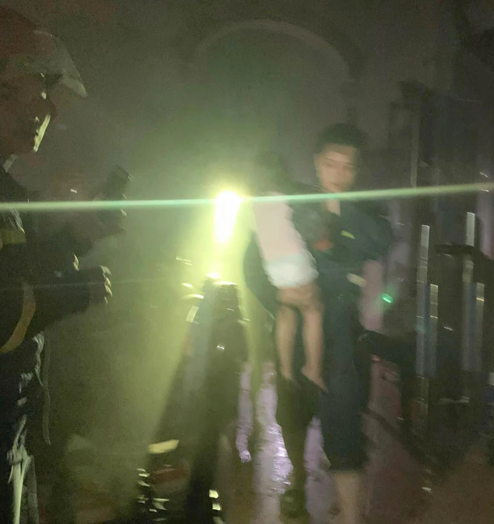 Cảnh sát cứu, đưa trẻ em ra ngoài căn nhà xảy ra hỏa hoạn.