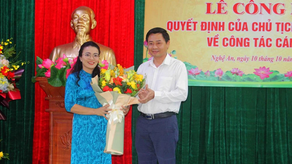 Ông Hồ Lê Ngọc - Trưởng Ban Nội chính Tỉnh ủy Nghệ An tặng hoa chúc mừng bà Hoàng Thị Thu Trang.