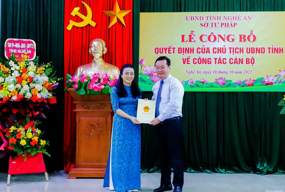 Ông Nguyễn Đức Trung - Chủ tịch UBND tỉnh Nghệ An trao quyết định điều động, bổ nhiệm bà Hoàng Thị Thu Trang giữ chức Giám đốc Sở Tư pháp tỉnh Nghệ An.