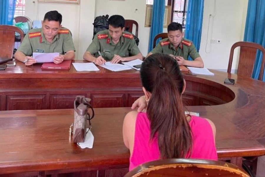 Cán bộ công an làm việc với chị H. Ảnh: HT