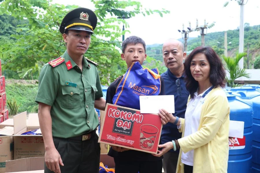 Đại diện Tập đoàn Masan và đại diện Công an tỉnh Nghệ An động viên, trao tặng nhiều phần quà thiết yếu để hỗ trợ người dân vùng chịu thiệt hại nặng nhất của Nghệ An