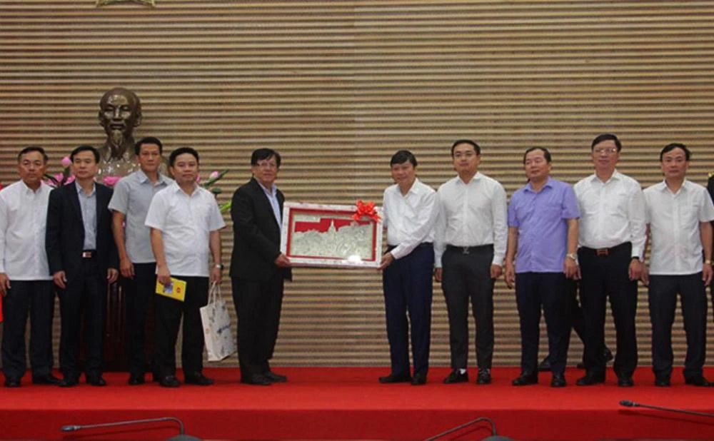 Ông Bún Xếnh Pa Thăm Ma Vông - Phó Tỉnh trưởng Ủy ban Chính quyền tỉnh Bô ly khăm xay và ông Lê Hồng Vinh- Phó Chủ tịch UBND tỉnh Nghệ An trao tặng quà lưu niệm.