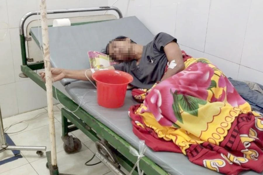 Anh Thái đang được cấp cứu, điều trị tại Trung tâm Y tế huyện Quỳ Châu.