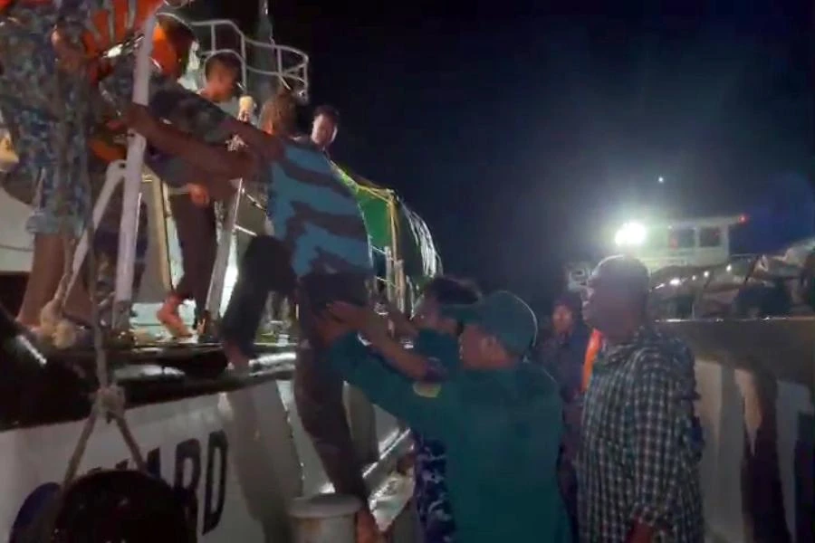 Một ngư dân được cứu và đưa lên tàu CSB 3006. Ảnh: ĐL