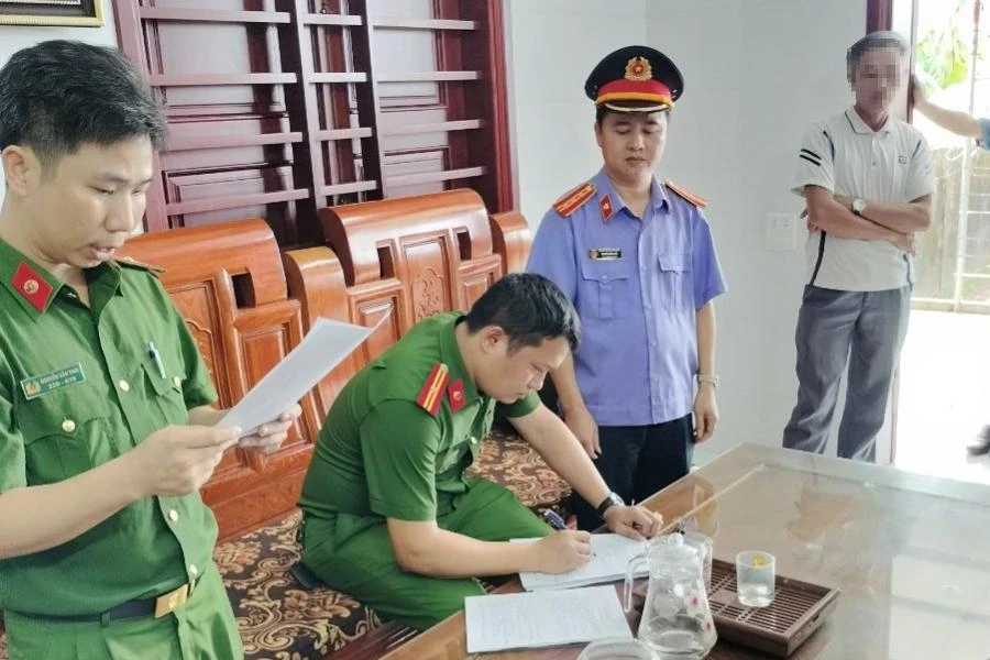 Cơ quan CSĐT khám xét nơi ở của bị can. Ảnh: VKSND tỉnh Nghệ An