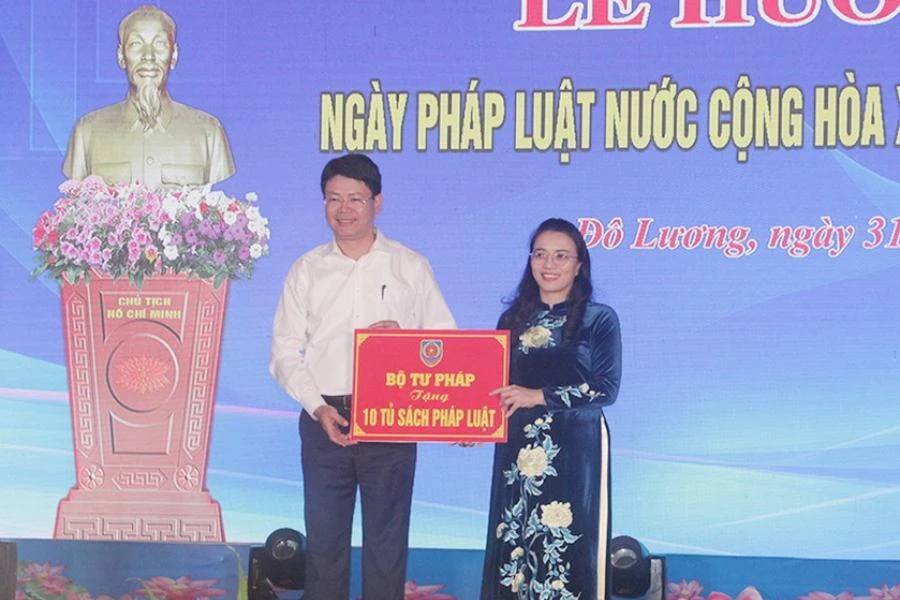 Ông Nguyễn Thanh Tịnh- Thứ trưởng Bộ Tư pháp- Phó Chủ tịch Hội đồng Phối hợp phổ biến, giáo dục pháp luật Trung ương trao tặng 10 tủ sách pháp luật cho tỉnh Nghệ An.