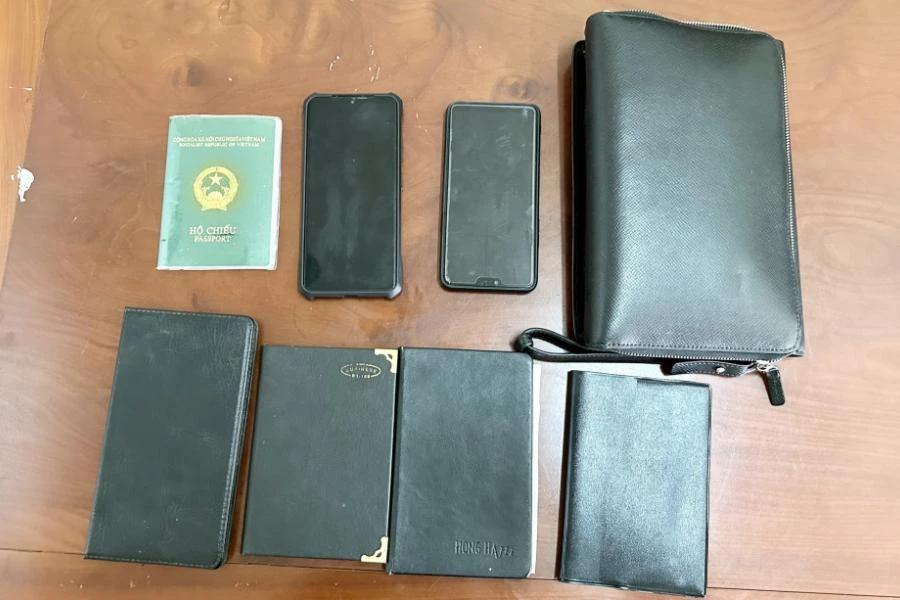 Tài liệu, phương tiện Trần Huy Lâm sử dụng để thực hiện hành vi phạm tội. Ảnh: Công an tỉnh Hà Tĩnh