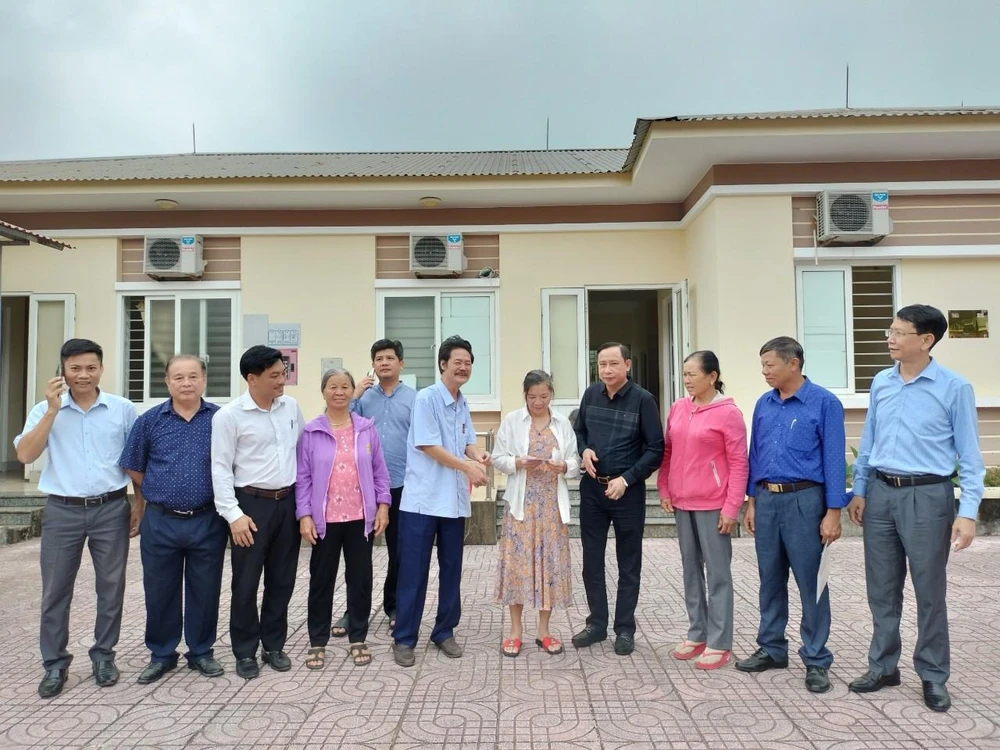 Ông Lê Trung Thực, Giám đốc Trung tâm công tác xã hội tỉnh Nghệ An làm thủ tục bàn giao bà Thủy cho người thân.