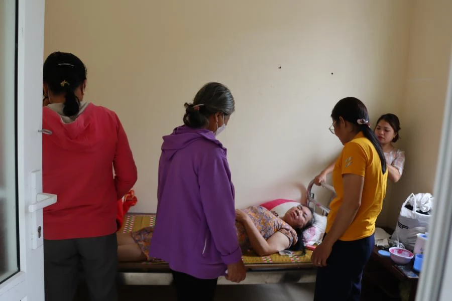 Sau 19 năm bị đưa sang Trung Quốc, nay trở về gặp được các chị và người anh, bà Thủy khóc ngất xỉu đang được sơ cứu.