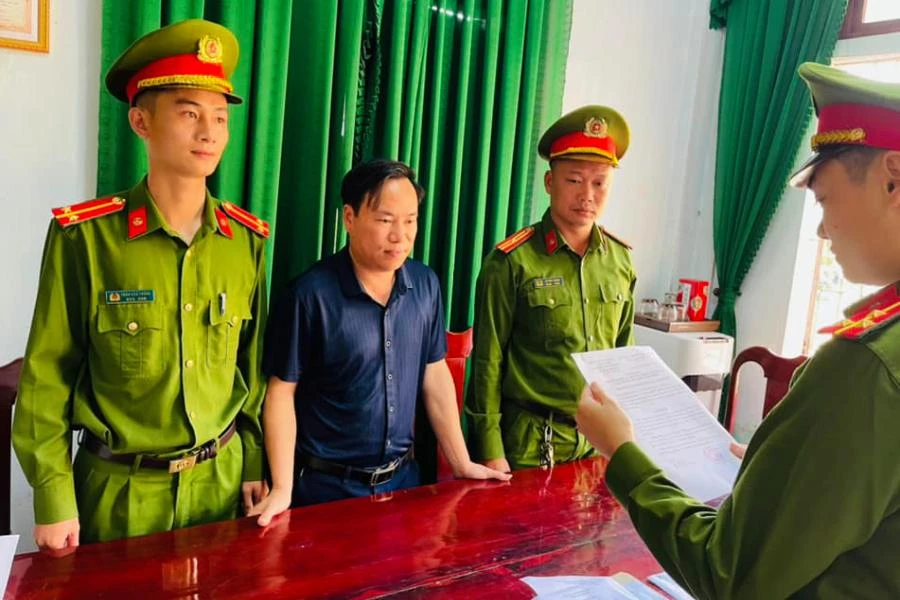 Cơ quan công an huyện Nghi Xuân tống đạt quyết định khởi tố bị can Ngọc. Ảnh: CA.