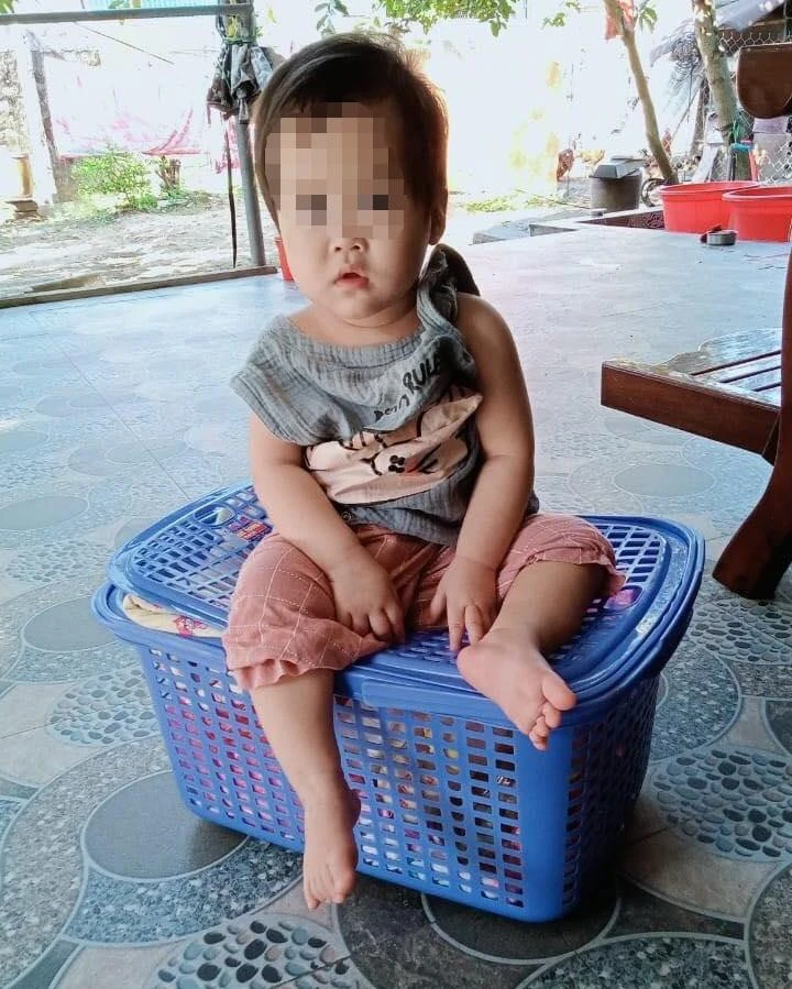 Bé gái gần tròn 1 tuổi bị bỏ rơi.
