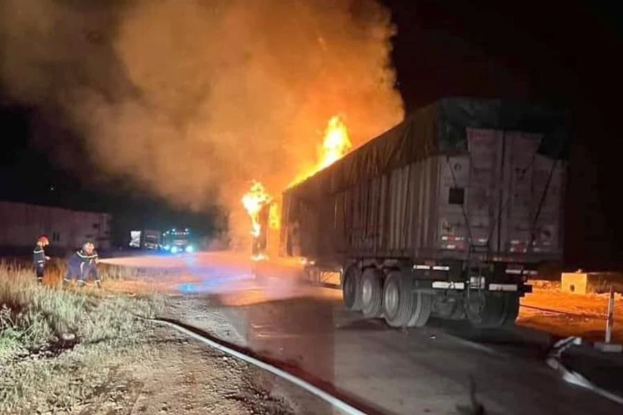 Đầu xe chở container bốc cháy trên quốc lộ 7A.