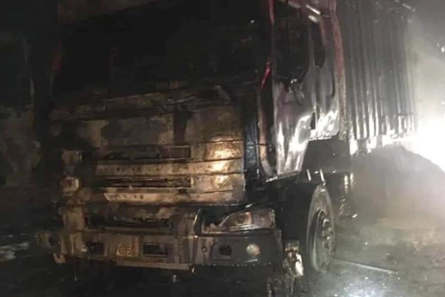 Cabin đầu kéo chở container cháy rụi.