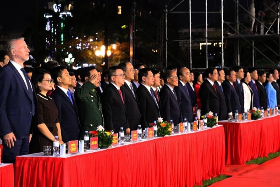 Các đại biểu tham dự Lễ vinh danh và kỷ niệm 250 năm sinh 200 năm mất của nữ sĩ Hồ Xuân Hương.