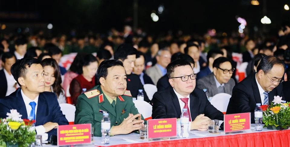 Các đại biểu và rất đông người dân tham dự buổi lễ.