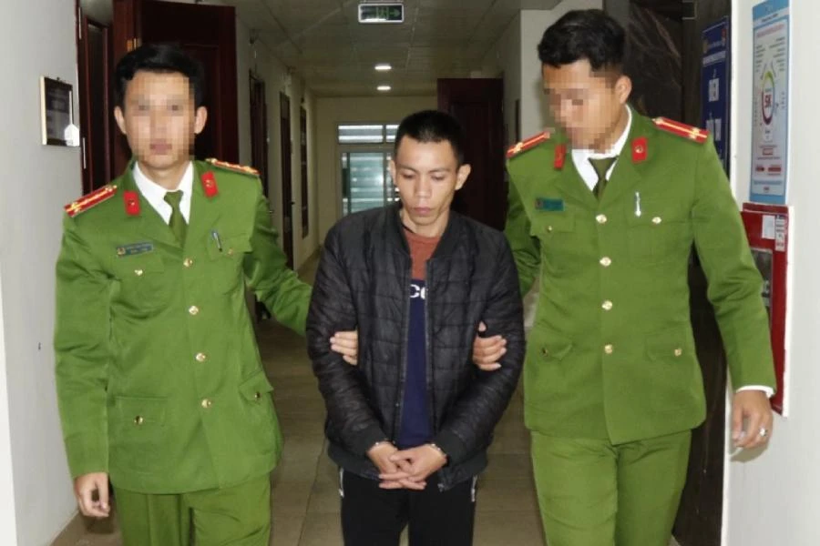 Cảnh sát bắt và dẫn giải Quang Văn Toàn. Ảnh: CA.